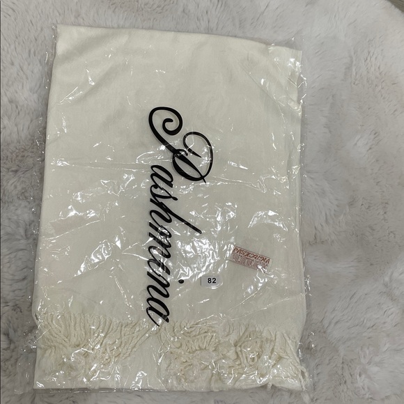 Elegant Cream PASHMINA with Fringe - Picture 4 of 5